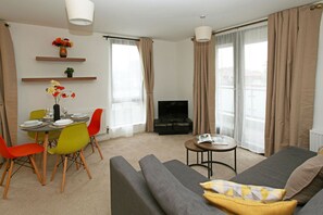 Executive Apartment, 1 Bedroom | Living room | Flat-screen TV - Autumn Heights Apartments (Telford)