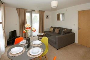Executive Apartment, 1 Bedroom | Living room | Flat-screen TV - Autumn Heights Apartments (Telford)