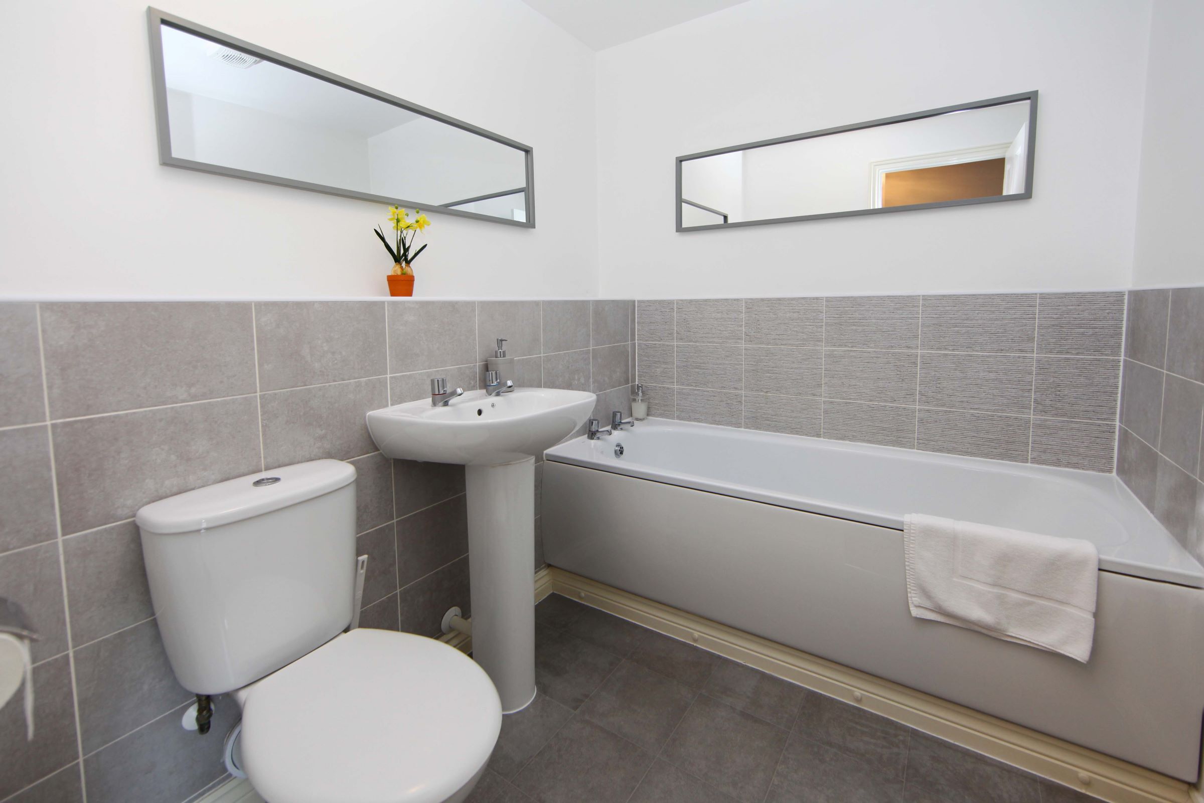 Un baño con inodoro, lavabo y bañera.