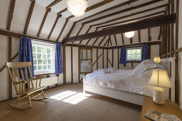 2 soverom, skrivebord, strykejern/-brett og reiseseng for barn