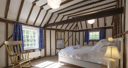 Historic Cottage in village very close to Canterbury