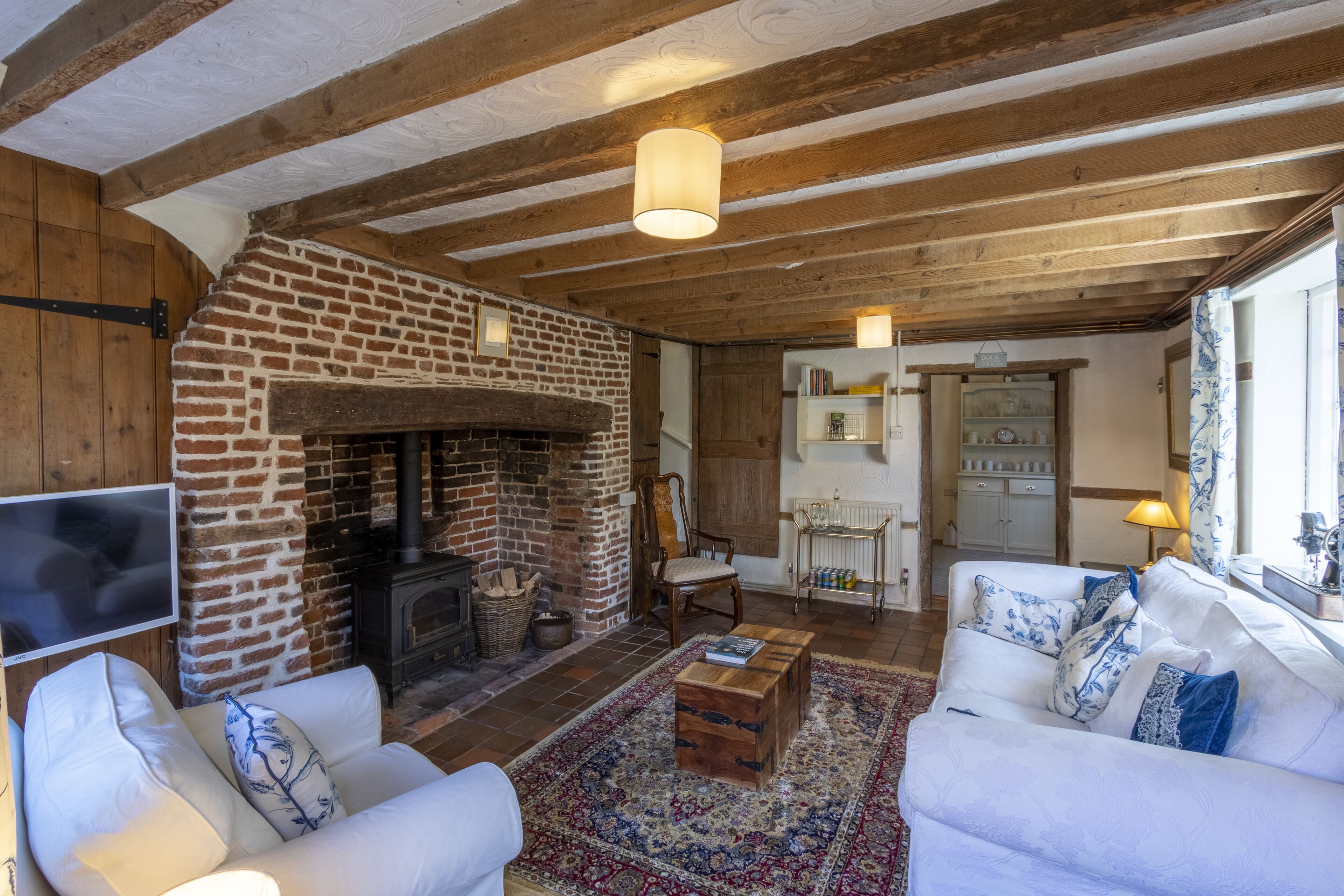 تلفزيون ذكي، مدفأة، كُتُب، مكتبة موسيقى