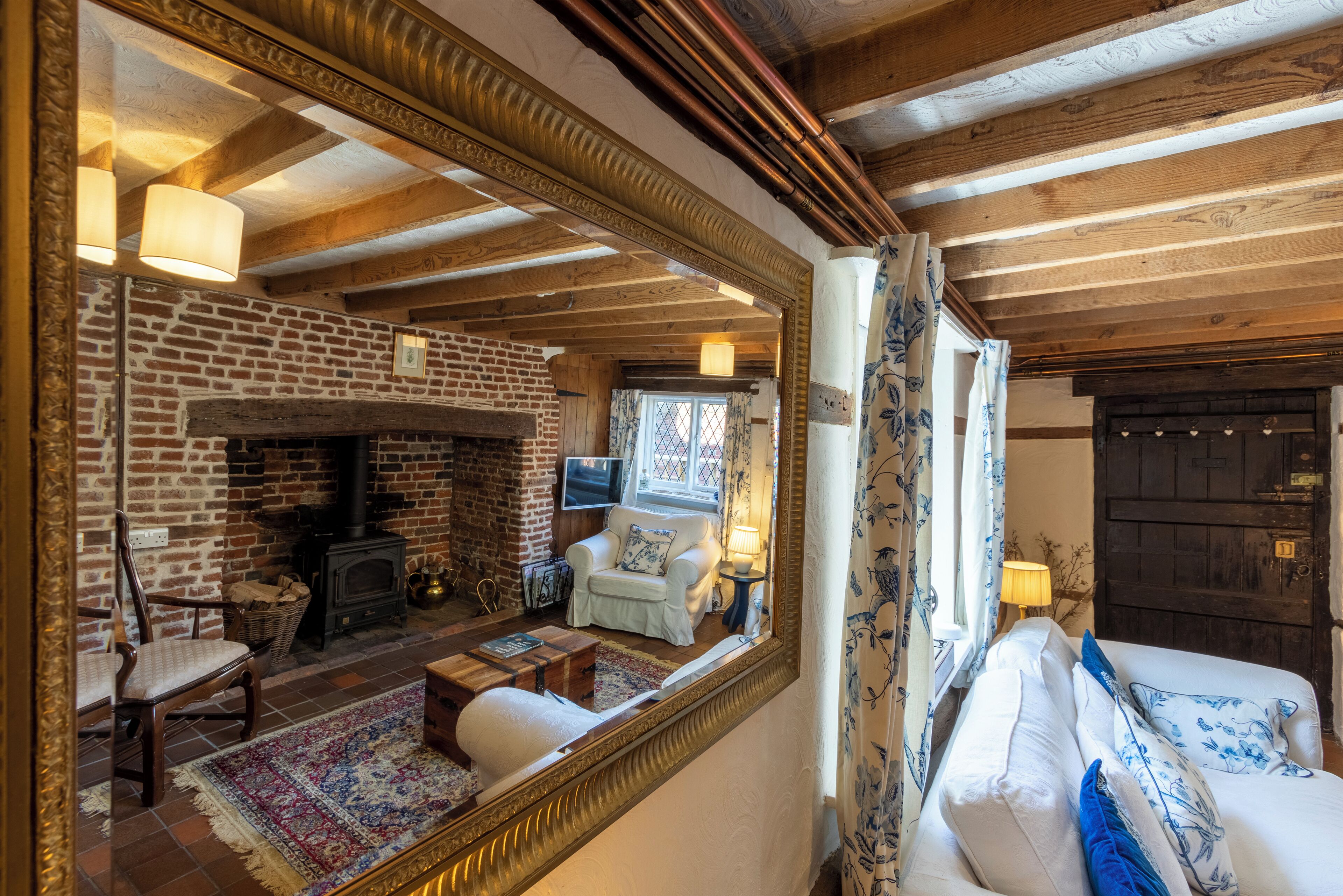 2 chambres, bureau, fer et planche à repasser, lit de bébé portatif