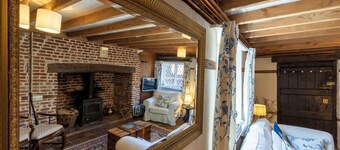 Historic Cottage in village very close to Canterbury