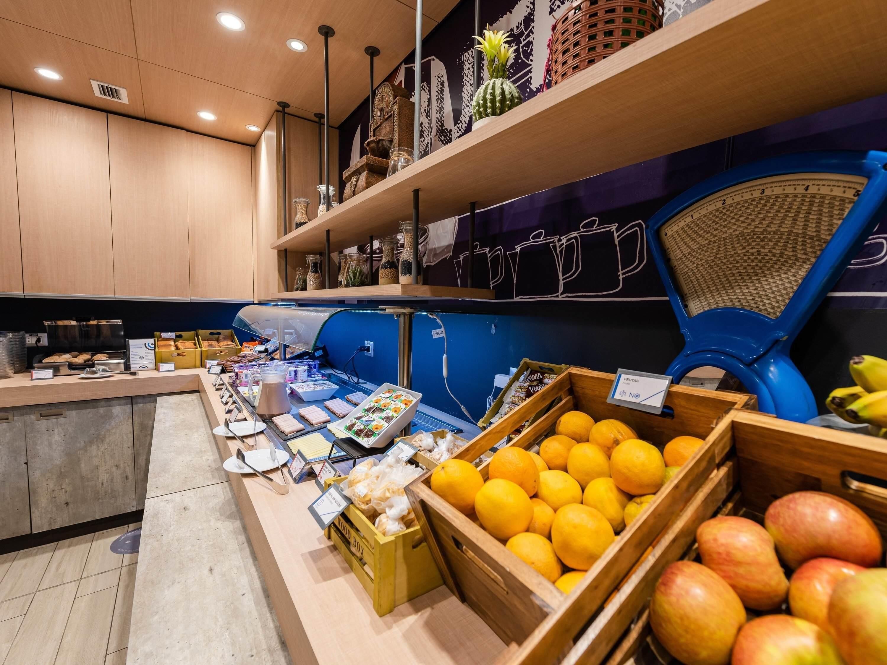 بوفيه فطور يوميًا بتكلفة قدرها (10 USD للشخص)