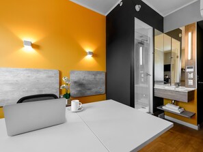 Decoración personalizada, escritorio, wifi gratis y ropa de cama 