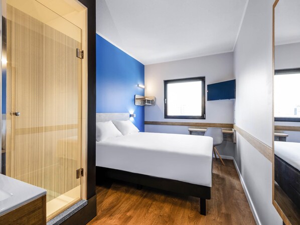Decoración personalizada, escritorio, wifi gratis y ropa de cama 