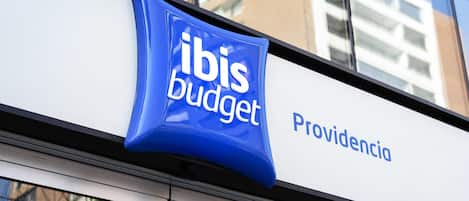 Ein Gebäude mit einem Schild, auf dem 'ibis Budget Providencia' steht.