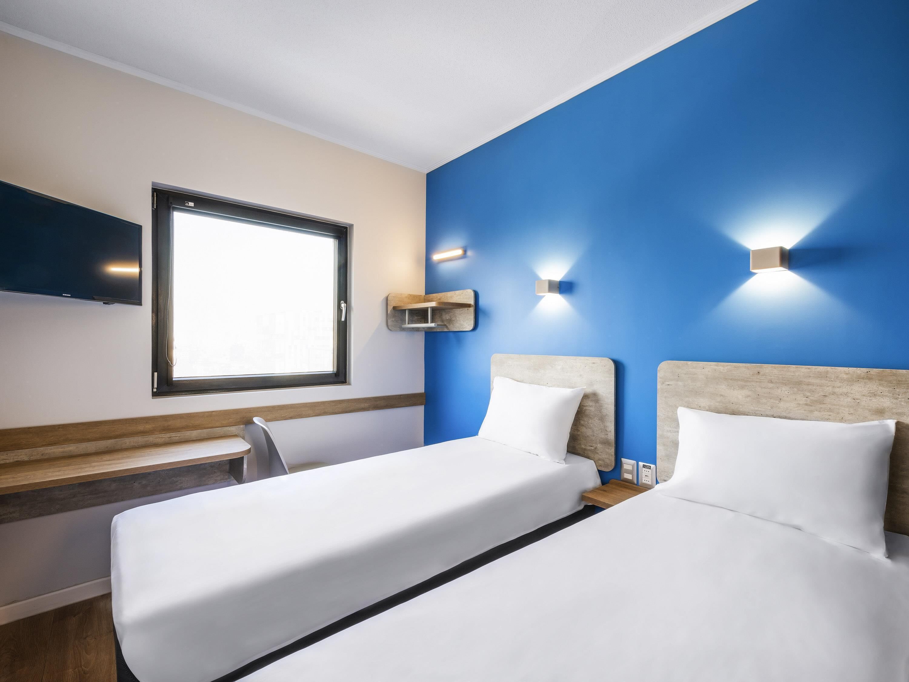 Quarto standard, 2 camas de solteiro | Individualmente decorados, escrivaninha, Wi-Fi de cortesia
