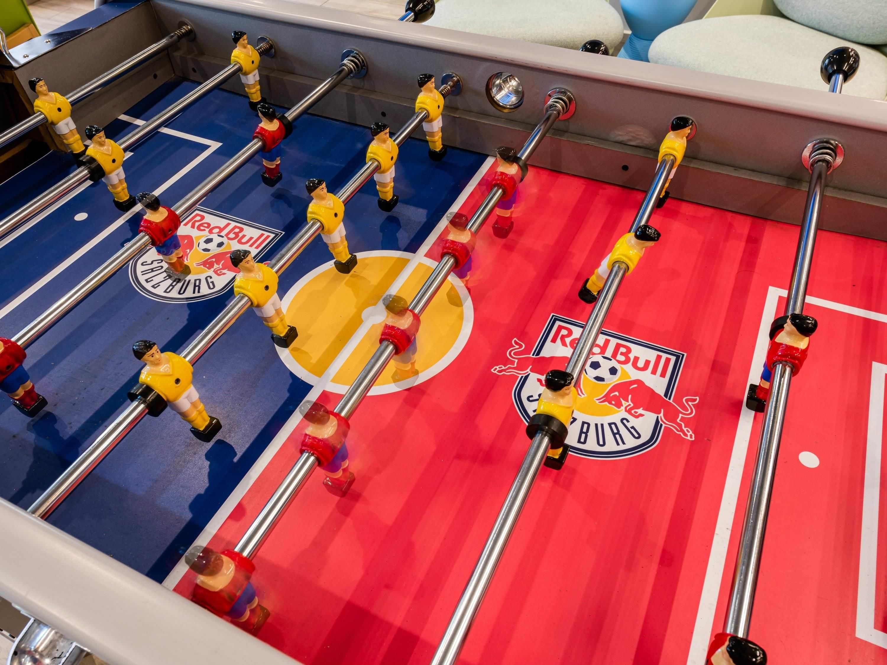 Een tafelvoetbaltafel met Red Bull logo.