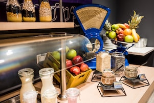 Un bufé de desayuno con diversas opciones de comida y bebidas.