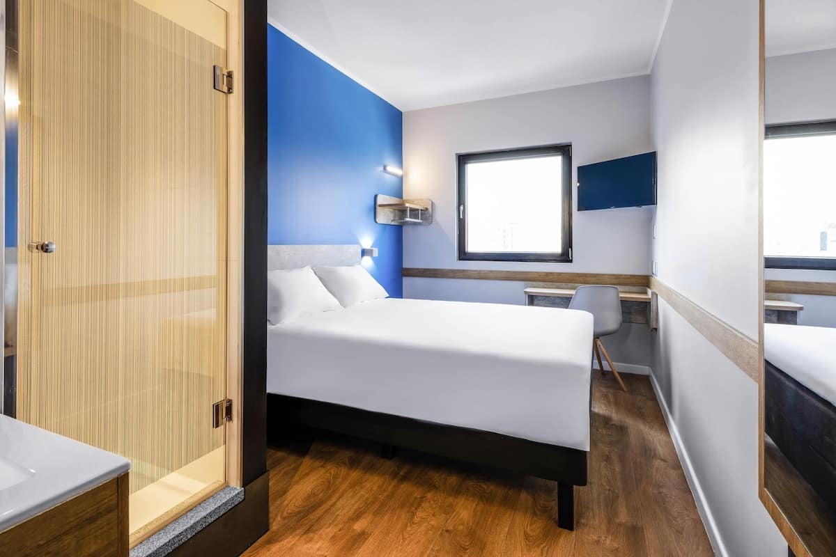 Individually decorated, desk, free WiFi, bed sheets