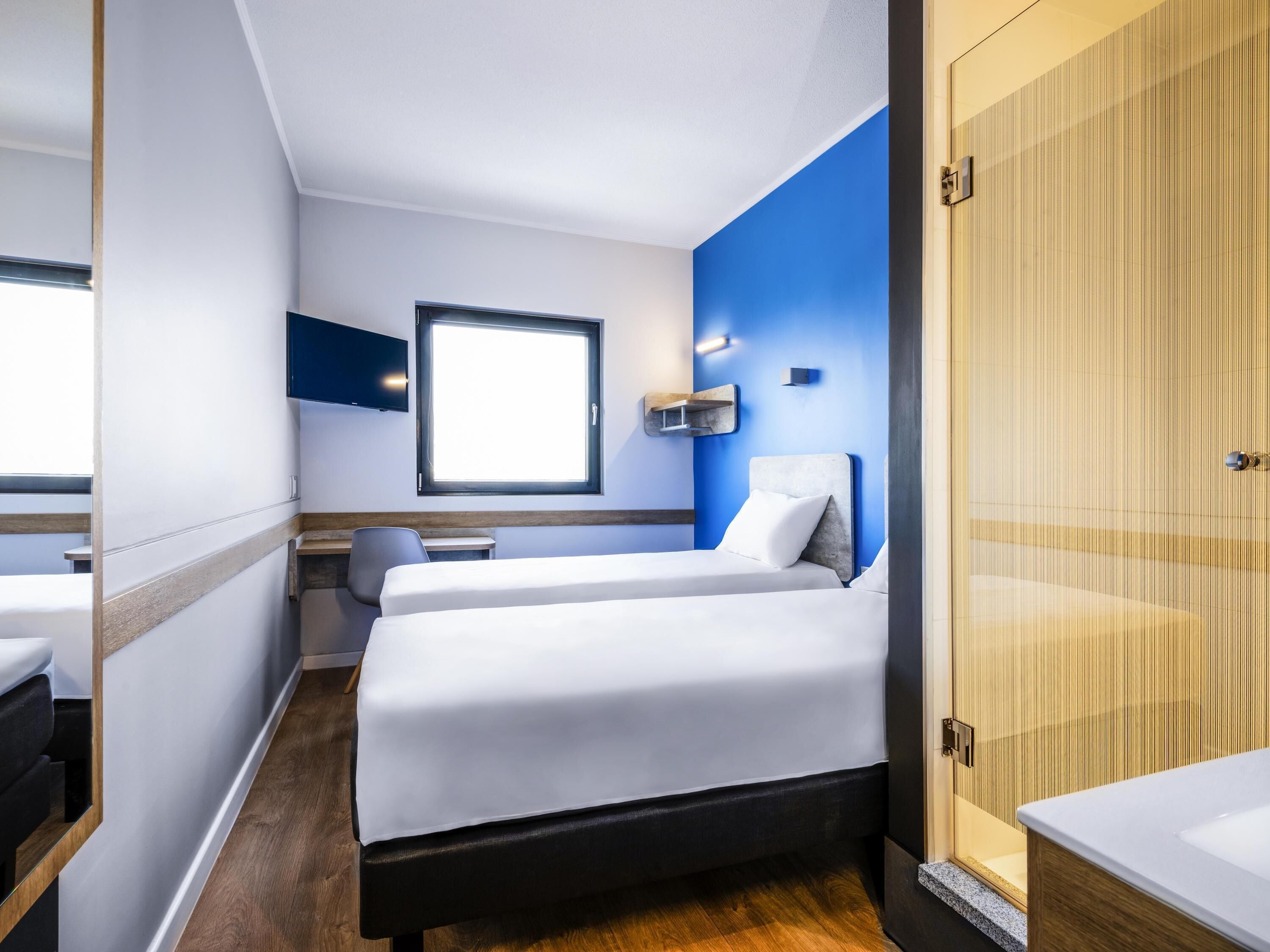 Standaard kamer, 2 eenpersoonsbedden | Individueel gedecoreerd, een bureau, gratis wifi, beddengoed