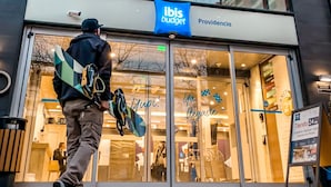 Moderni rakennus, jossa on lasijulkisivu ja kyltti, jossa lukee »ibis budget».