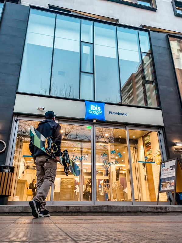 Moderni rakennus, jossa on lasijulkisivu ja kyltti, jossa lukee »ibis budget».
