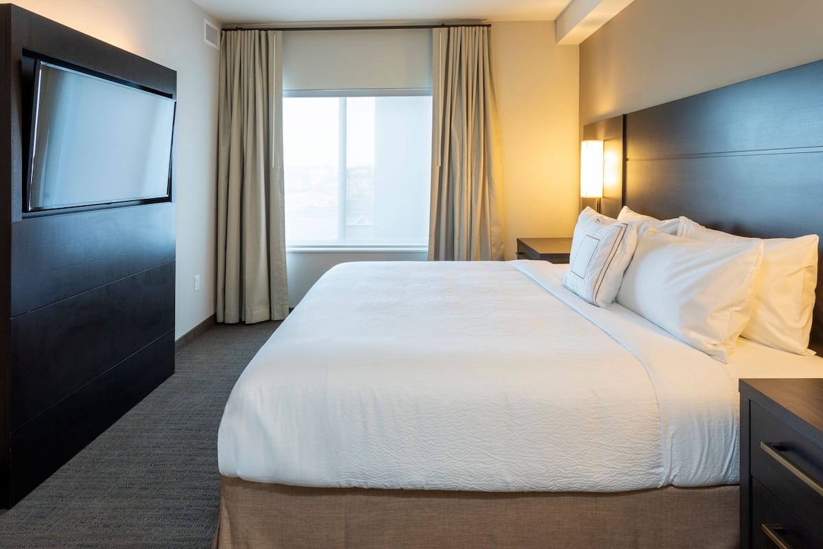 1 bedroom, individually decorated, desk, laptop workspace