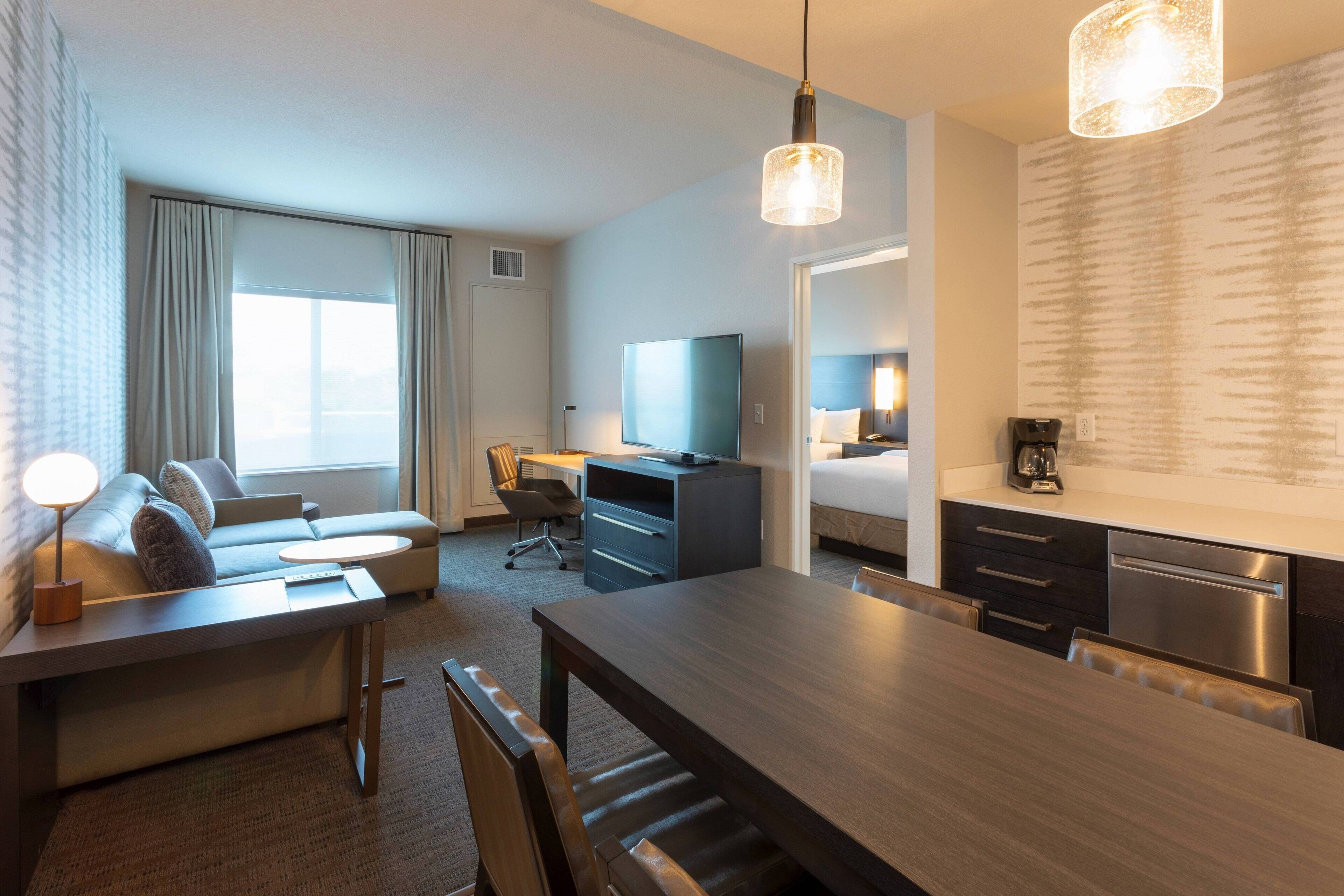 suite, 1 bedroom | living area | 55-inch lcd tv with digital channels, tv, netflix