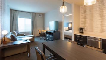 Suite, 1 Bedroom | Ruang tamu | 55 inci televisyen LCD dengan digital, TV, Netflix