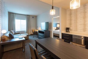 Suite, 1 slaapkamer | Woonruimte | Een 55-inch lcd-televisie met digitale zenders, televisie en Netflix