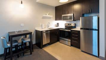 1 bedroom, individually decorated, desk, laptop workspace