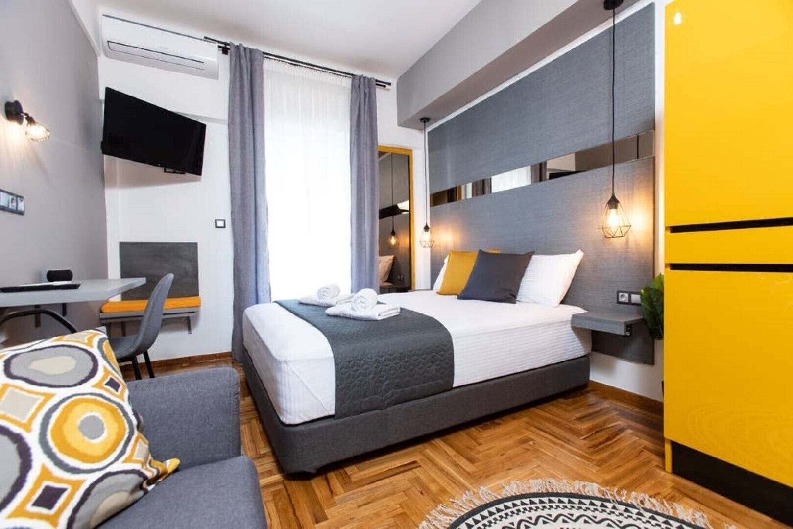 Escritorio, tabla de planchar con plancha, wifi y ropa de cama