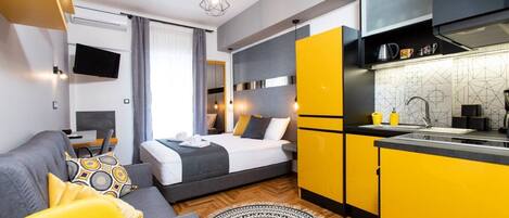 Desk, iron/ironing board, WiFi, bed sheets