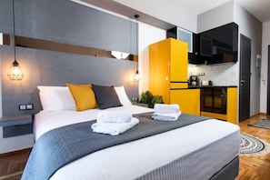 Desk, iron/ironing board, WiFi, bed sheets
