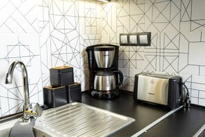 Kühlschrank, Ofen, Herdplatte, Wasserkocher mit Kaffee-/Teezubehör