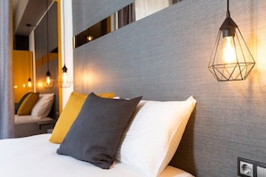 Desk, iron/ironing board, WiFi, bed sheets