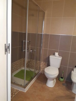 Haartrockner, Handtücher, Toilettenpapier