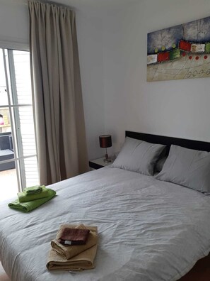 2 Schlafzimmer, Schreibtisch, Bügeleisen/Bügelbrett, WLAN