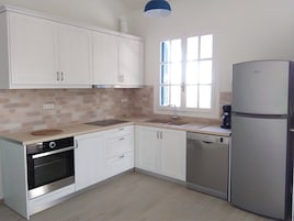 Casa Confort | Cocina privada | Frigorífico grande, horno, lavavajillas y cafetera o tetera