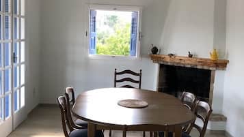 Casa conforto | 2 quartos, ferros/tábuas de passar roupa, roupa de cama