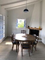 2 habitaciones, tabla de planchar con plancha y ropa de cama