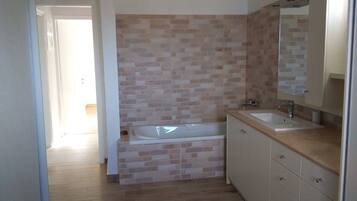 Comfort-Haus | Badezimmer | Badewanne, Handtücher