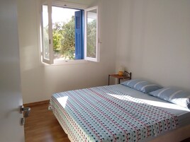 2 habitaciones, tabla de planchar con plancha y ropa de cama