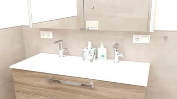 Haartrockner, Hausschuhe, Handtücher, Shampoo