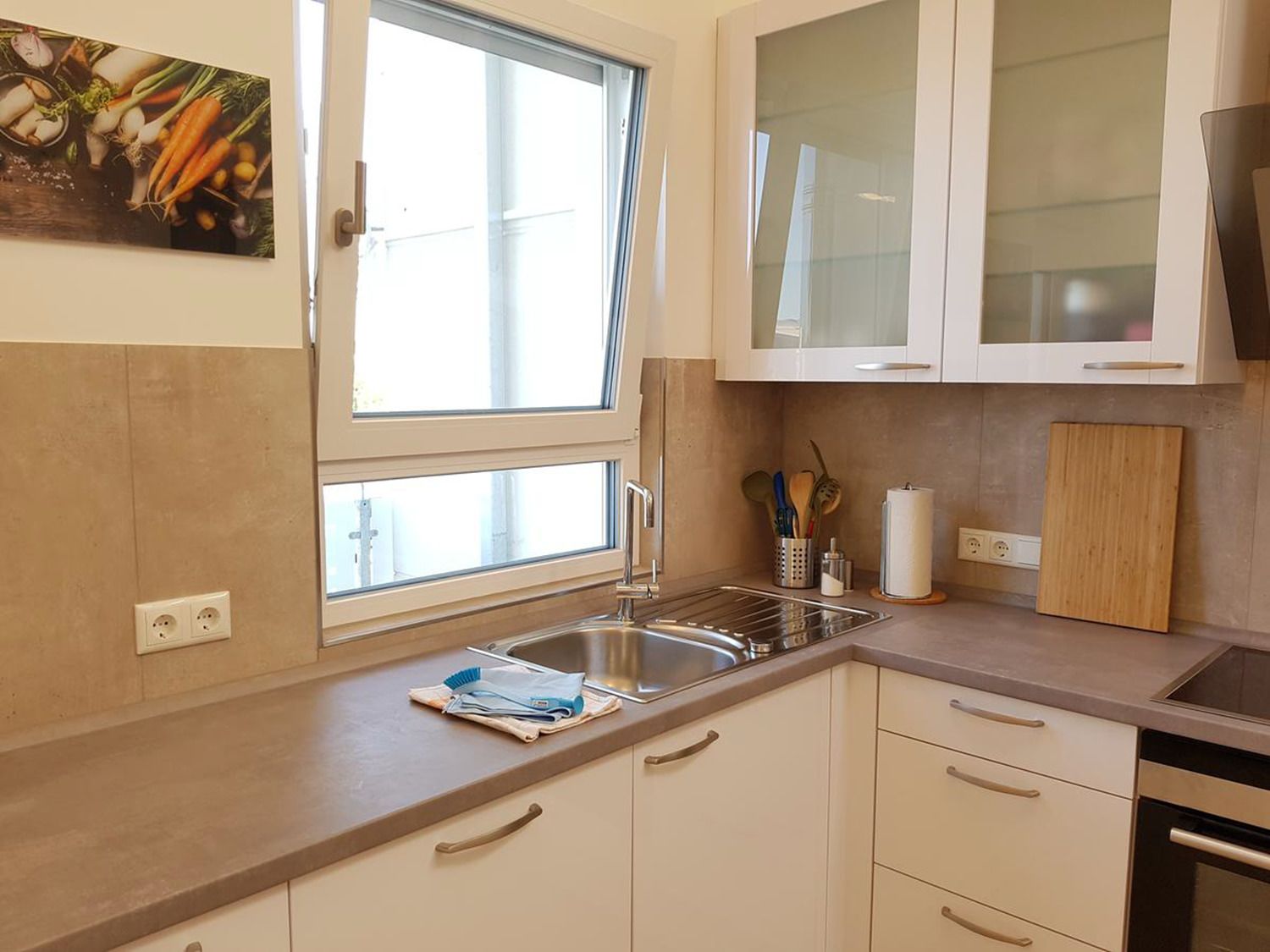 Full-size fridge, oven, stovetop, dishwasher