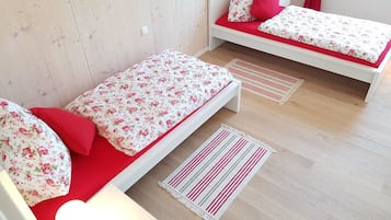 Verdunkelungsvorhänge, schallisolierte Zimmer, Bügeleisen/Bügelbrett