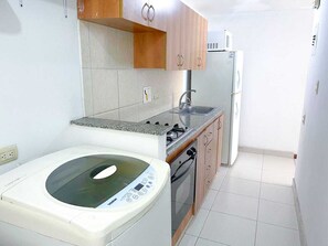 Mikrowelle, Ofen, Wasserkocher mit Kaffee-/Teezubehör, Toaster