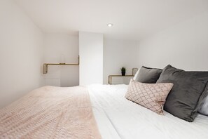 2 عدّة غرف نوم ومكواة/لوح كي وواي فاي مجانًا وملاءات أسرّة