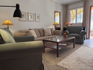 Smart TV, libri, impianto stereo