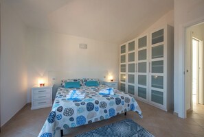 3 chambres, coffres-forts dans les chambres, fer et planche à repasser