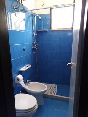 Doccia, asciugacapelli, bidet, sapone