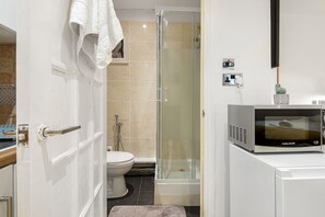 Apartamento, 1 cama Queen | Banheiro | Chuveiro, produtos de toalete grátis, secador de cabelo 
