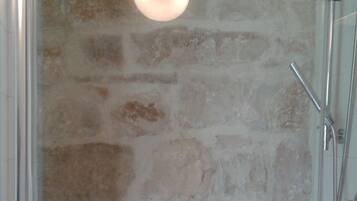 Set di cortesia gratuito, asciugacapelli, accappatoio, asciugamani