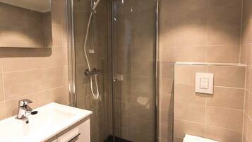 Appartement | Salle de bain | Douche, serviettes fournies