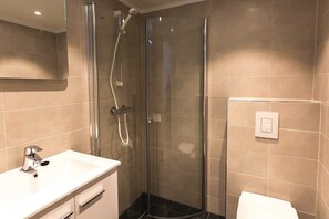 Departamento | Baño | Regadera y toallas 