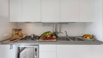 Een koelkast, een magnetron, een oven, een kookplaat