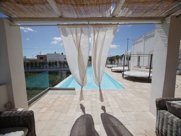 Alberca techada y alberca al aire libre